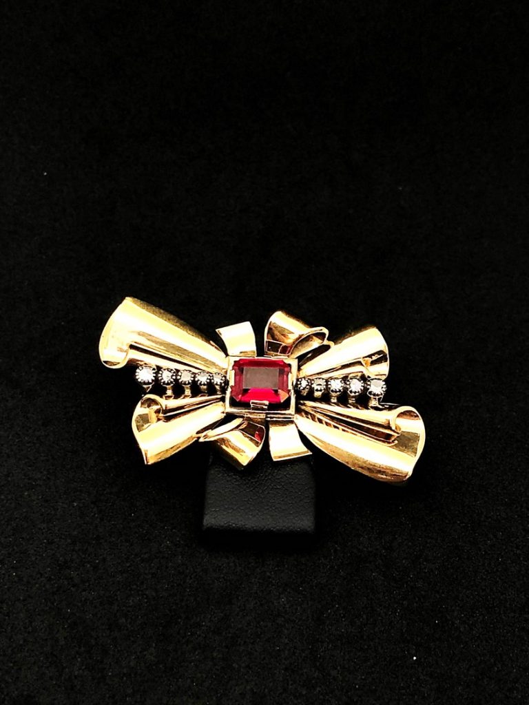 Alfinete peito Ouro/Prata com Rubi Natural e pequenos Diamantes Naturais